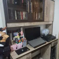 میزکامپیوتر و کتابخانه