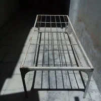 تخت آهنی یا زیر رختخوابی