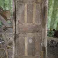 درب چوبی و صندوق قدیمی