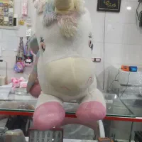 دو عروسک بزرگ که صرفا ب عنوان دکوری استفاده شده