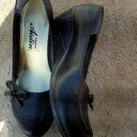 کفش|کیف، کفش، کمربند|نیمروز, |دیوار