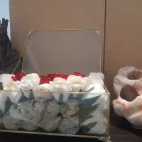 جعبه شیشه ای گل سرخ و سپید