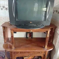 تلویزیون با میز
