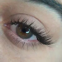 کاشت مژه و کاشت ناخون
