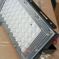 پروژکتور ۵۰ وات ۱۲ ولت روشن با باطری خودرو