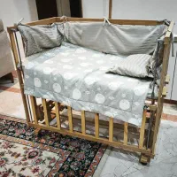 تخت کنار مادر