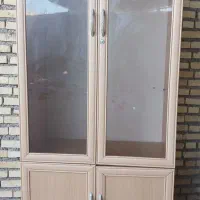 کمد ویترینی بسیار جا دار و شیک ، به علت کمبود جا