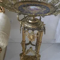 کنار سالنی و ساعت ایستاده