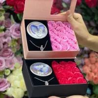 باکس گل هدیه و گردنبند عشق