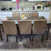 میز نهار خوری  ۸ نفره با صندلی و شیشه در حد نو