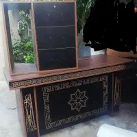 میز مدیریت همراه با کمد کشو دار و یک صندلی مدیریت