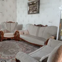 مبل راحتی تمیز و سالم فقط چوبش چند جا رنگش رفته