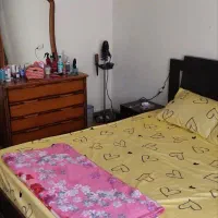 تخت و تشک و پاتختی و جاکفشی