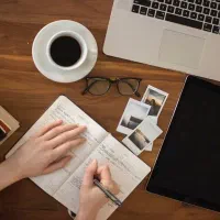 نیاز به یک سناریو نویس و یک محتوانویس