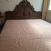 سرویس خواب سلطنتی شامل تخت، دراور، آینه و ۲ پاتختی