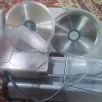 کالباس بر آلمانی و ترازوی دیجیتال ورقص نور