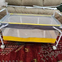 گهواره و تخت کنار مادر