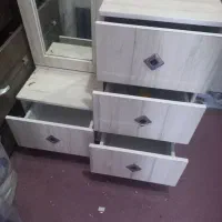 میز آرایش دارای آینه قدی و باکس و کشو