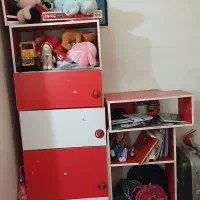 کمد لباس و چند باکس برای لپ تاپ،کتاب،عروسک