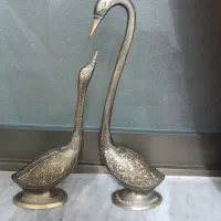 دوعدد مجسمه قو روی بدنه حکاکی شده