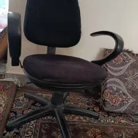 صندلی اداری و کامپیوتر