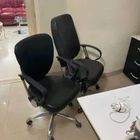 صندلی و کتابخانه