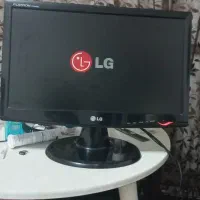 دو عدد مانیتور LCD و CRT