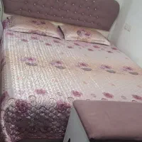 تخت خواب و نیمکت و دراور و چراغ خواب و لوستر