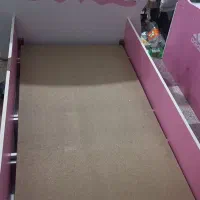 تخت سفید صورتی یک نفره یه خوشخواب کوچیک هم داره