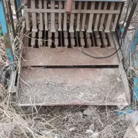 یک دستگاه بلوک زن دستی با بتونر