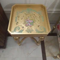 میز کنار مبلی کلاسیک نقاشی شده چوبی