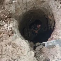 کارگر ساده آشنا به چاه کنی