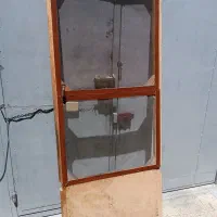 یک عدد درب چوبی و لباسشویی