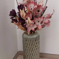 گل و گلدان کنار سالنی
