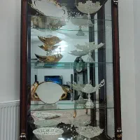 بوفه ویترین‌دار کلاسیک با طراحی سلطنتی تمیز