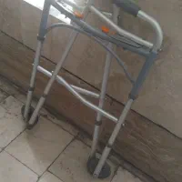 واکر چرخ دار در حد نو