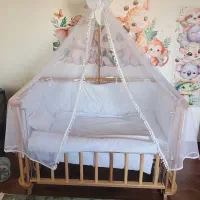 تخت یا گهواره کنار مادر