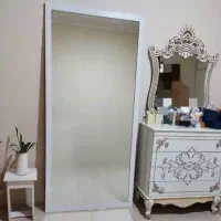 آینه با قاب سفید
