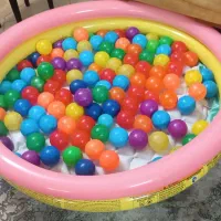 استخر توپ همراه با توپ