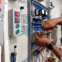 استخدام نیروی برقی