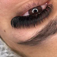 به یک مدل اکستنشن مژه نیازمندیم