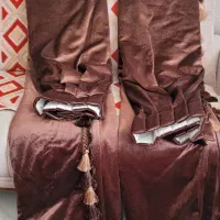 کنار پرده قهوه ای