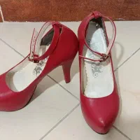 یک جفت کفش پاشنه بلند زنانه مجلسی