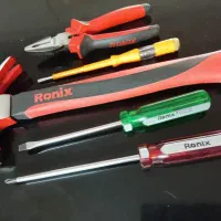انبر دست و چکش و پیچ گوشتی