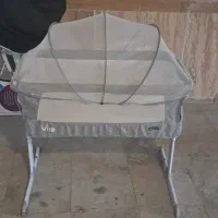 تخت نوزاد و  کنار مادر