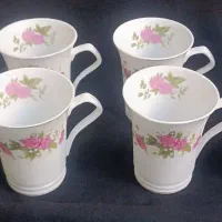 تعدادی چینی گل سرخ قدیمی