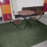چمن مصنوعی و میز و صندلی