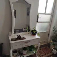 آینه و میزسفید رنگ چوبی کنسول