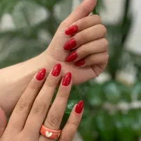 انجام کلیه ی خدمات ناخن کاشت لمینیت و لاکژل