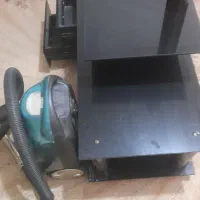 یک عدد میز تلویزیونی شیشه ای و یک عدد جارو برقی